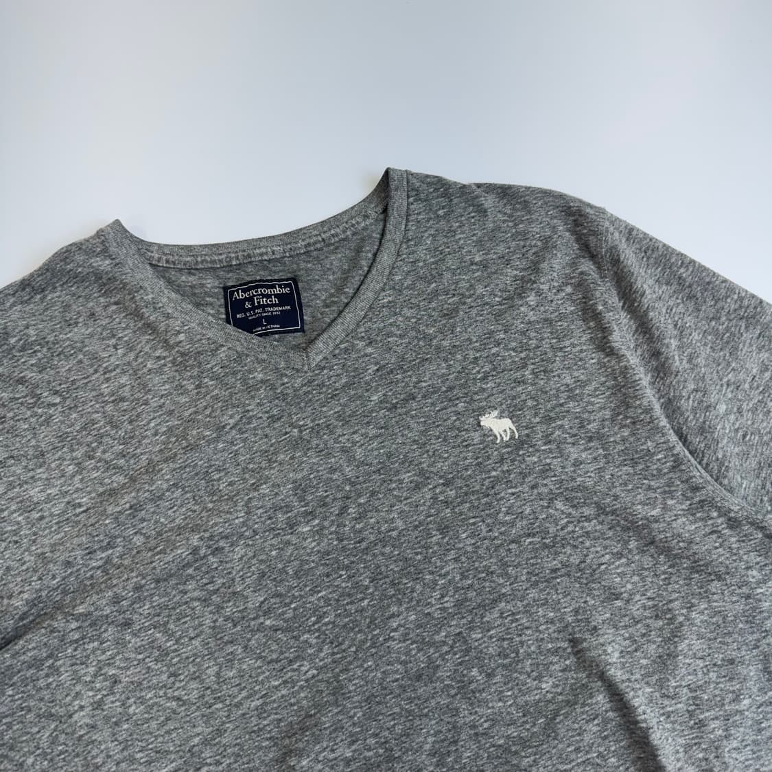Abercrombie 아베크롬비 스몰로고 그레이 브이넥 반팔티 상품이미지4