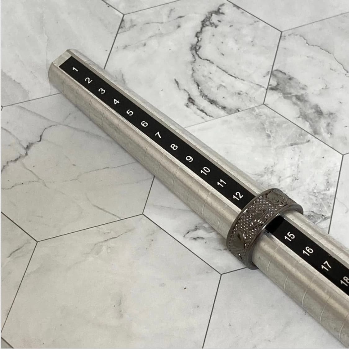 비비안웨스트우드 아카이브 레터링 로고 orb 각인 반지 상품이미지4