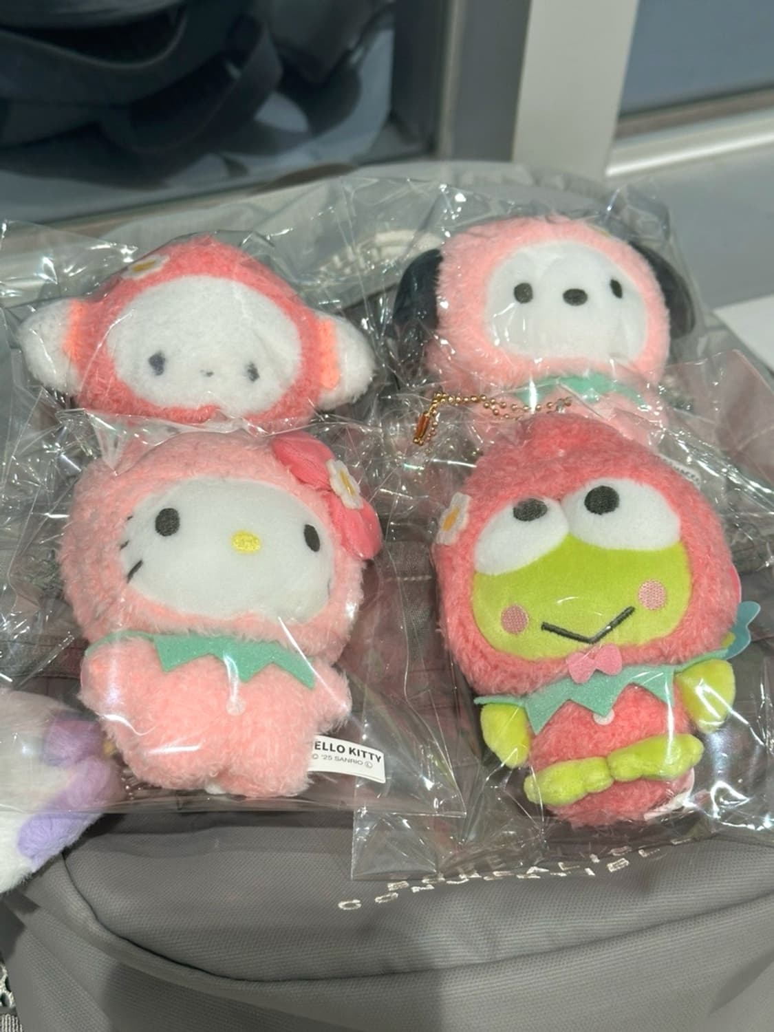 산리오 이치고신문 50주년 딸기 인형 키링 상품이미지1