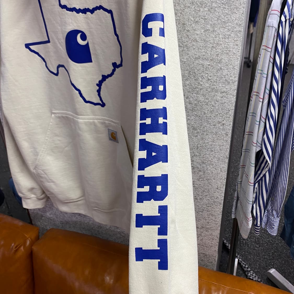 칼하트 루즈핏 박스로고 그래픽 크림 후드티 B4673 상품이미지4