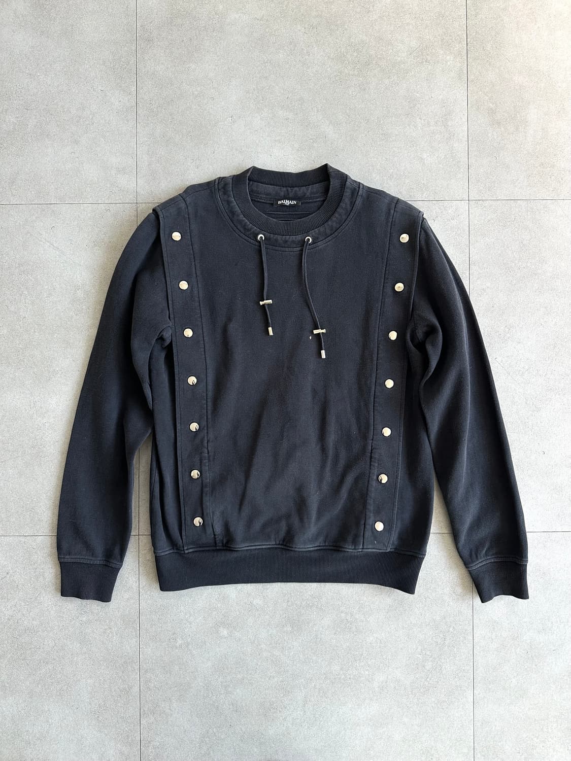 발망 아머 스터드 맨투맨 블랙 상품이미지1