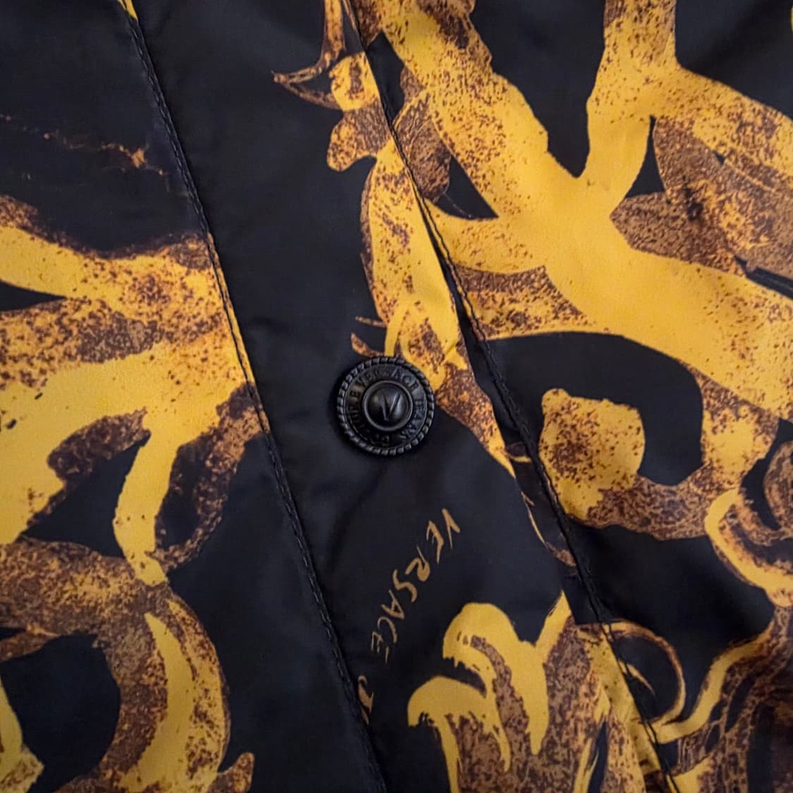 VERSACE 베르사체 리버시블 이탈리안 바로크 파이어 패턴 다운베스트 상품이미지3
