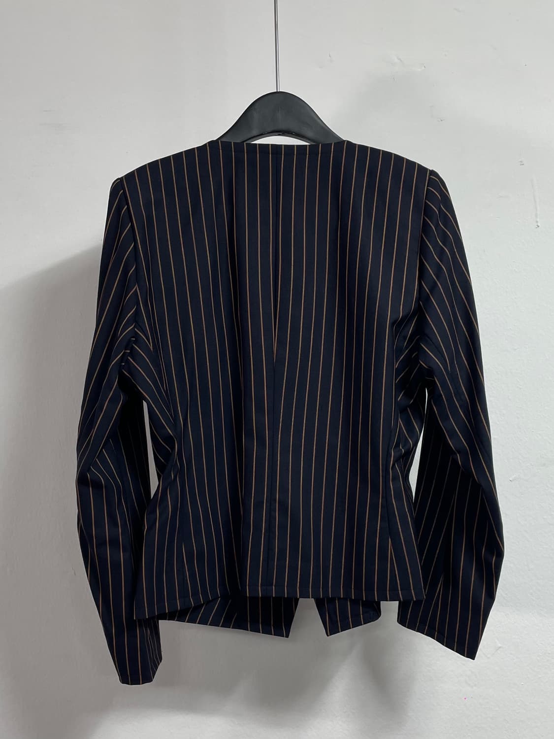 입생로랑 스트라이프 금장 브이넥 블레이저 (on.313)   상품이미지2