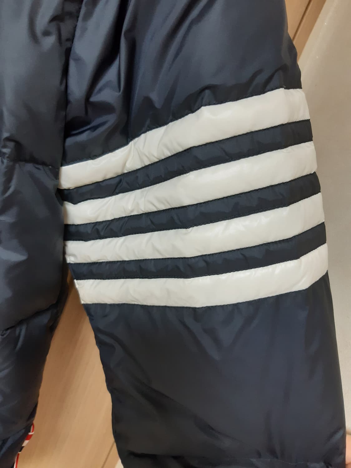 톰브라운 패딩 4BAR 금장 네이비 상품이미지5