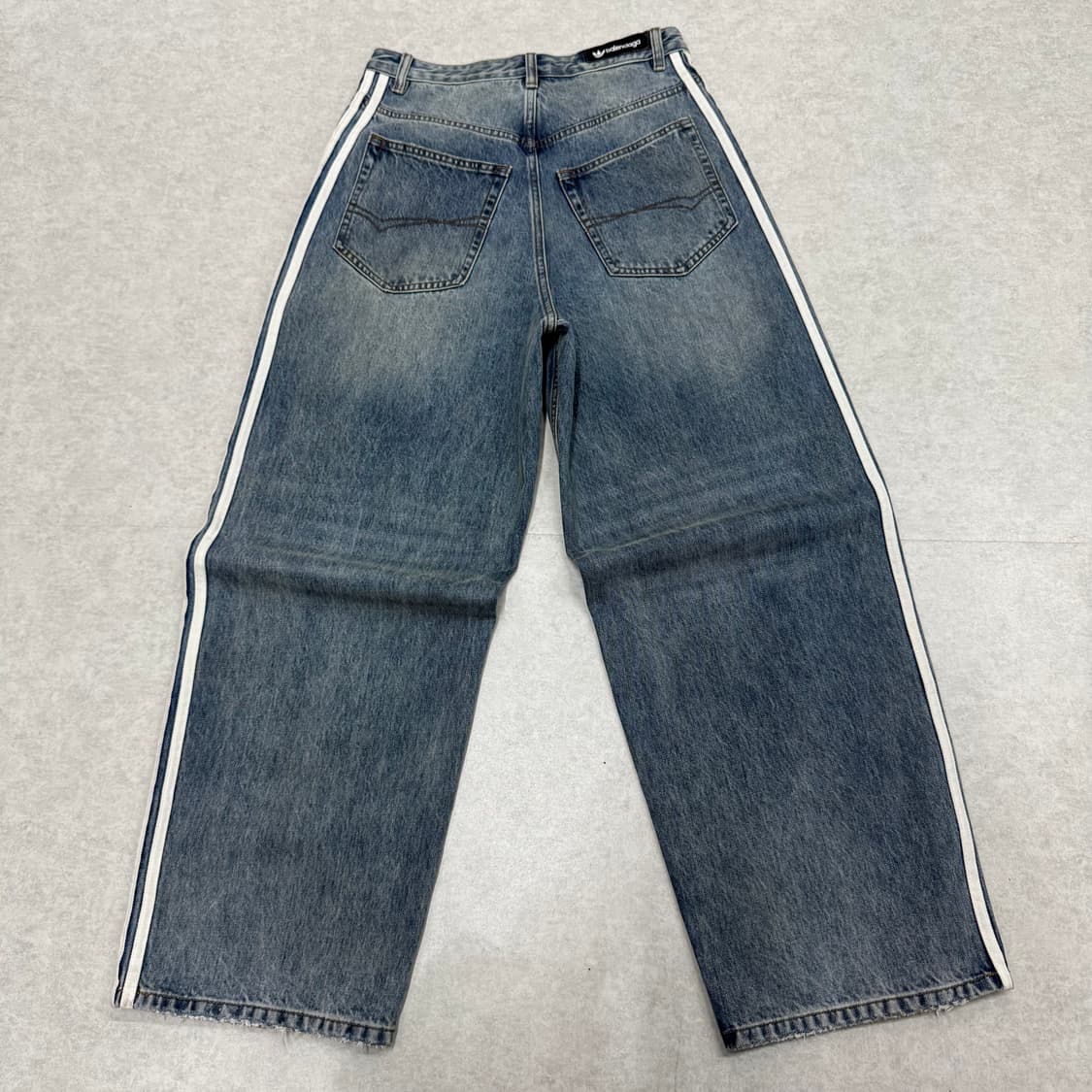 발렌시아가x아디다스 배기 트라우저 데님팬츠 연청 상품이미지3
