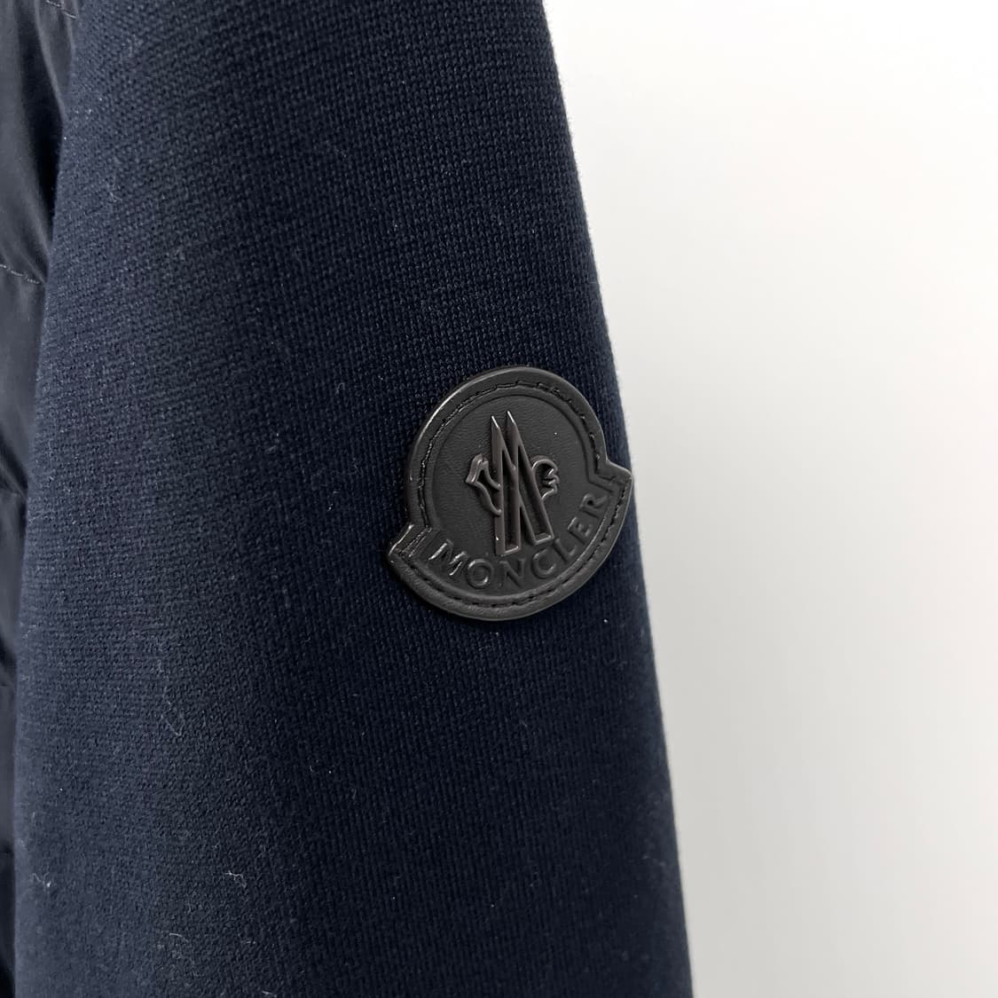 [M사이즈] 몽클레어 와펜 트리콧 니트패딩 네이비 상품이미지6