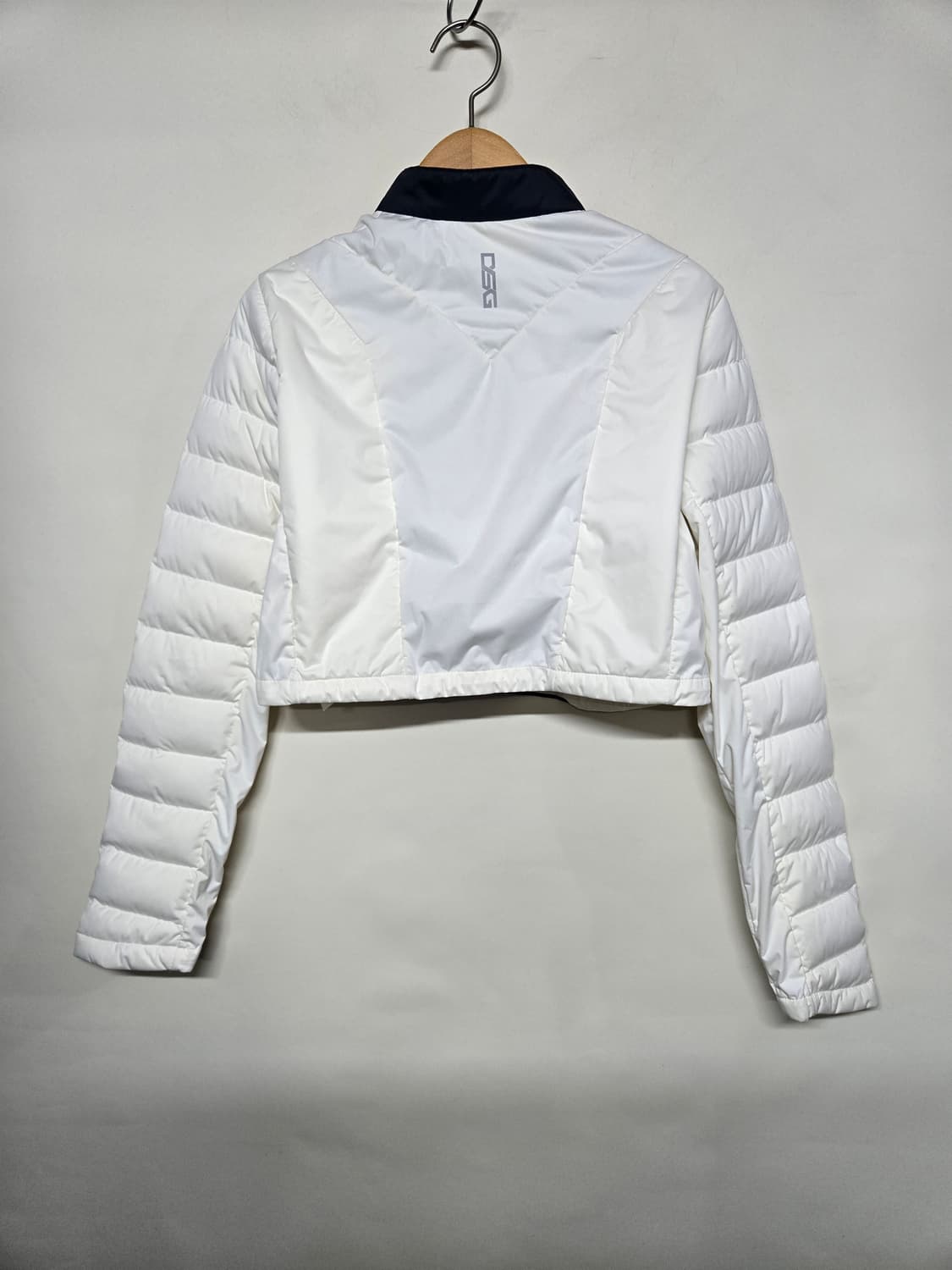 데상트 골프  크롭 구스 패딩 화이트/네이비 M 상품이미지2