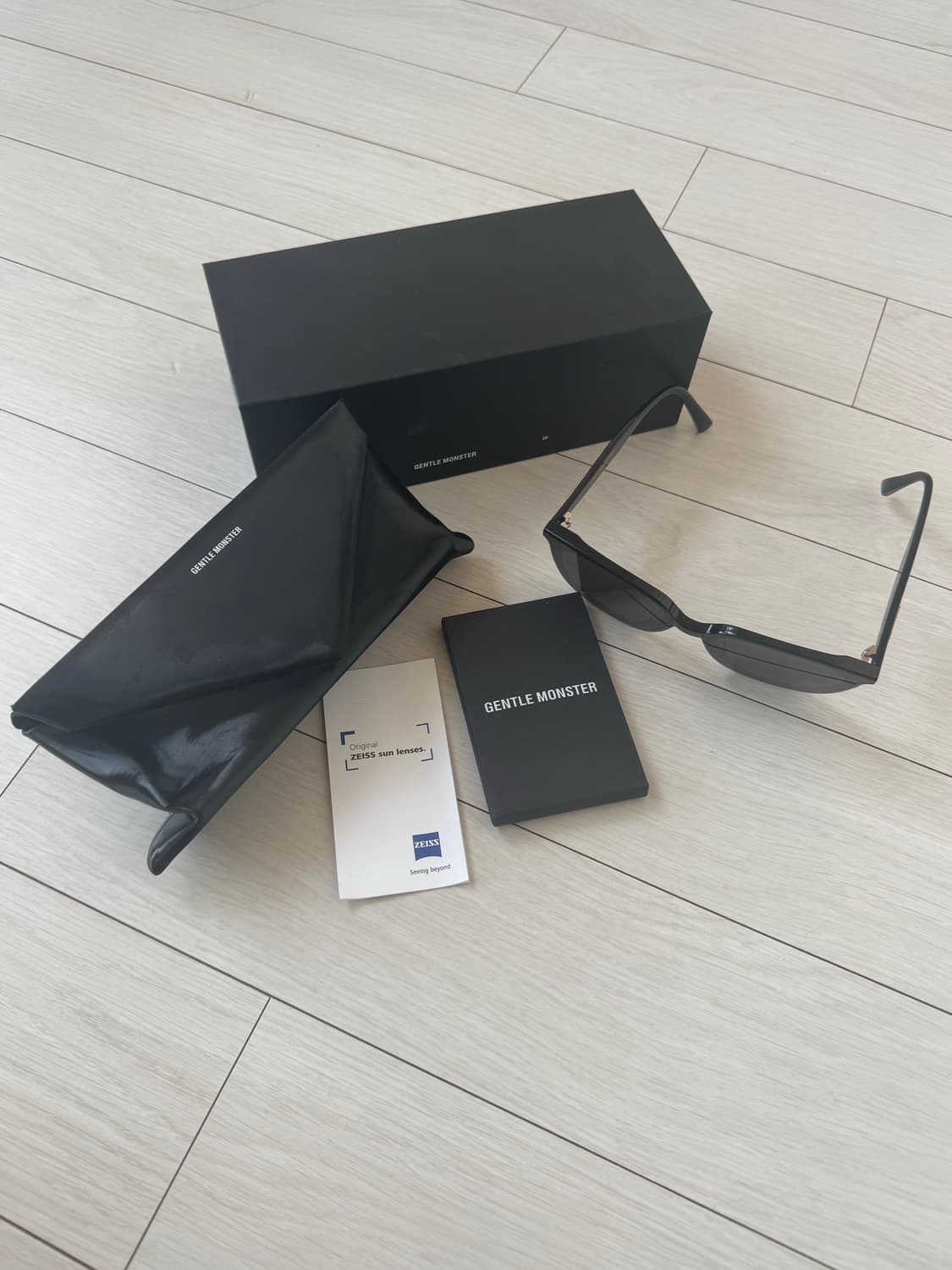 젠틀몬스터 릴리트01 선글라스 풀박스(출시 첫 시즌 모델 2022SS) 상품이미지1