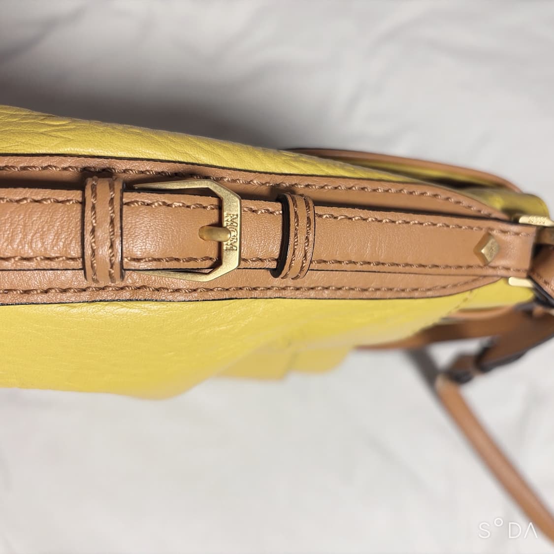 MCM 옐로우 숄더겸 크로스백 상품이미지4