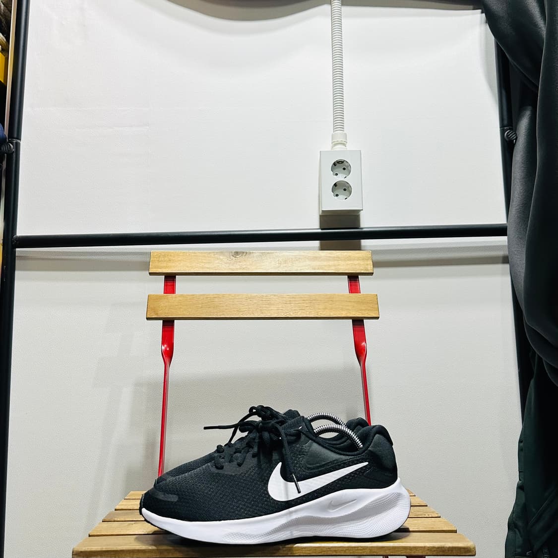 250) 나이키 런닝화 남녀공용 운동화 레볼루션 7 블랙 화이트 상품이미지3