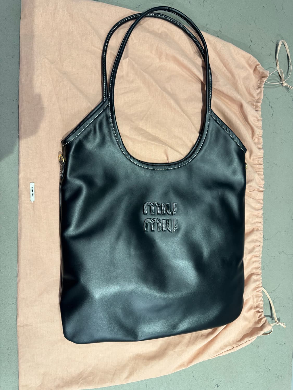 Miumiu 아이비 가죽백 레귤러 (블랙) 상품이미지2