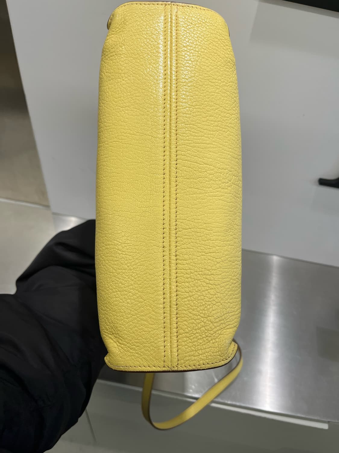 미우미우 마드라스 엠보싱 로고 레더 숄더백 상품이미지6