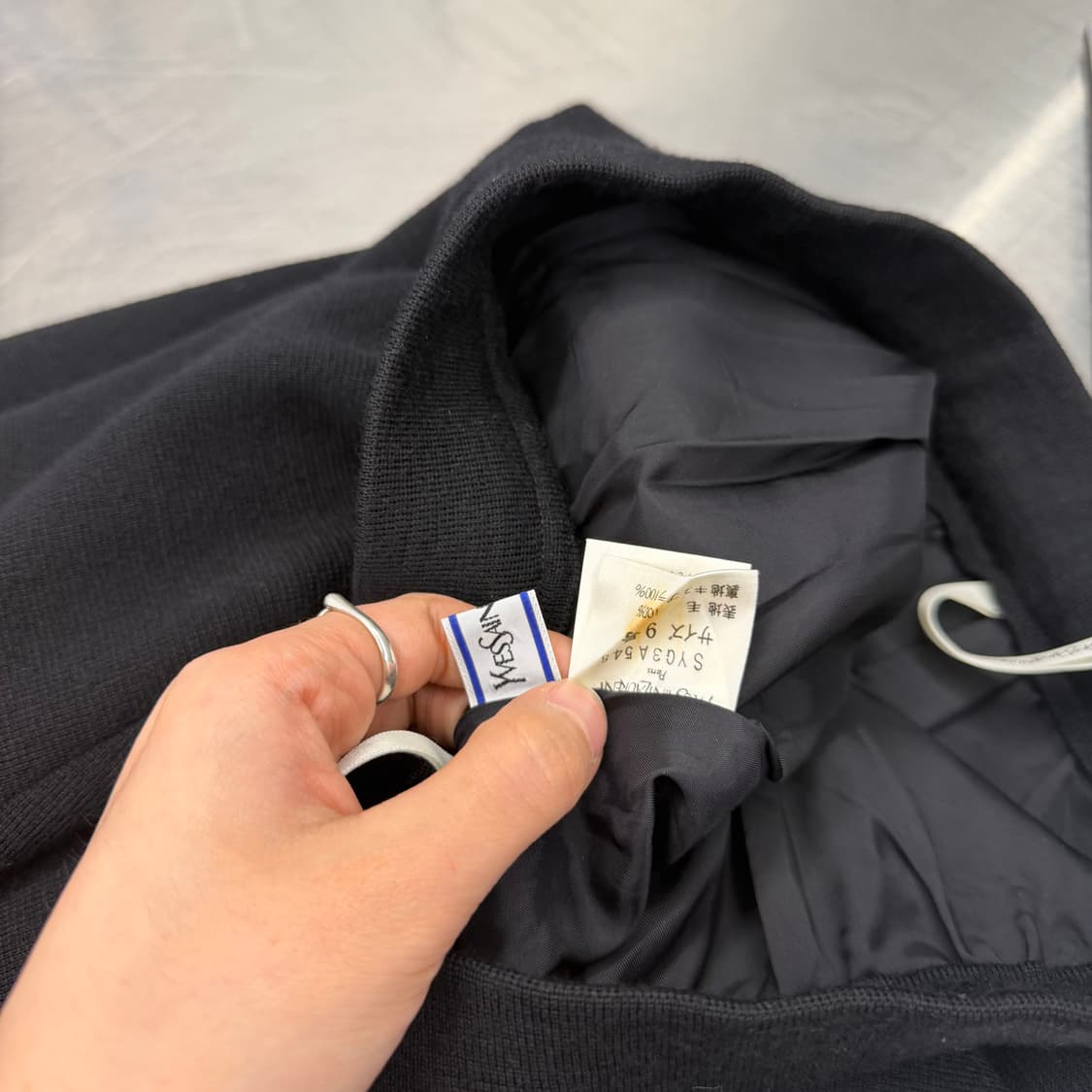 입생로랑 니트 밴딩 미디 스커트 자카드 패턴 라인 배색 디테일 블랙 상품이미지7