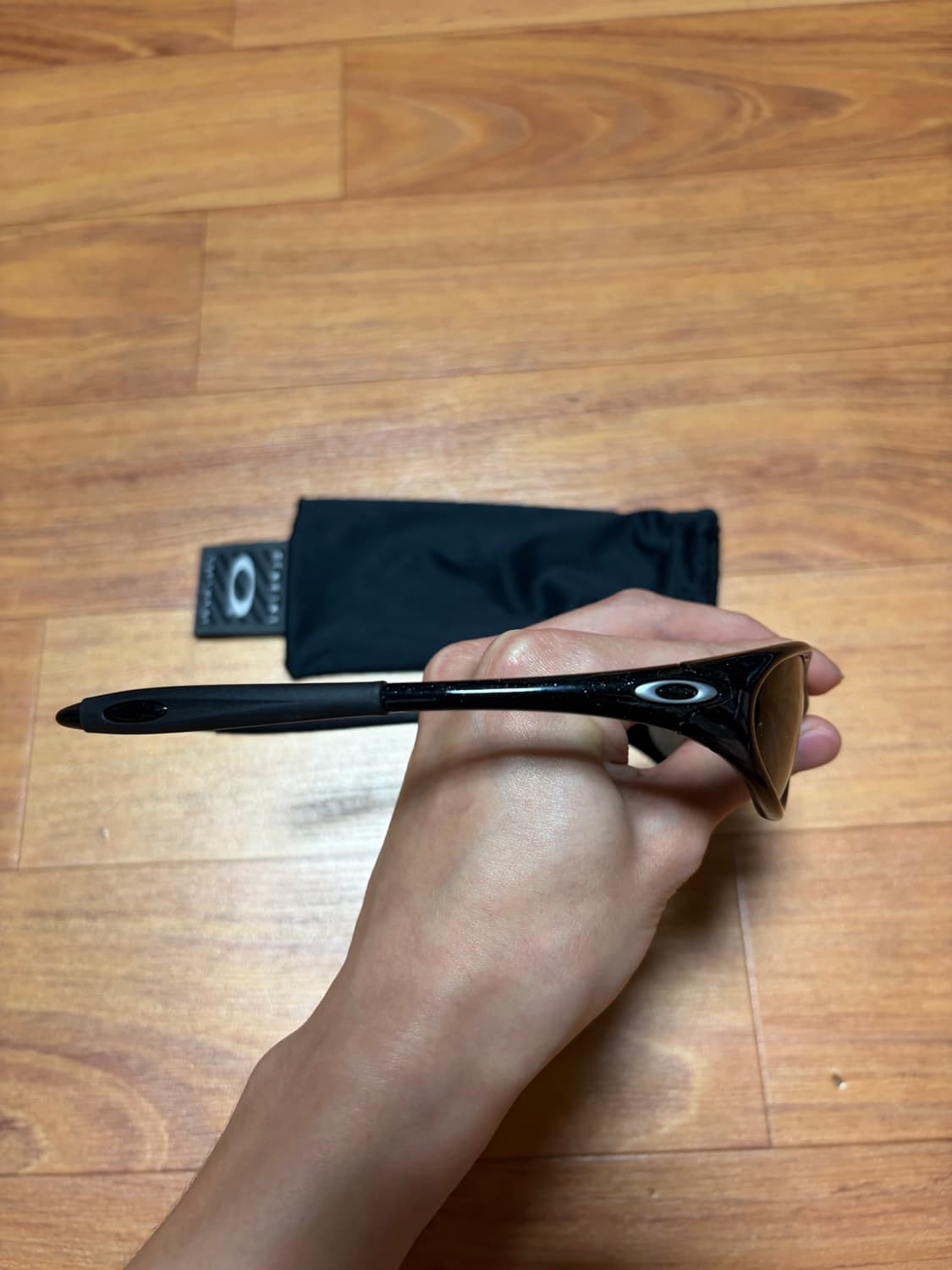 오클리 미뉴트 1.0 메탈릭블랙 상품이미지6