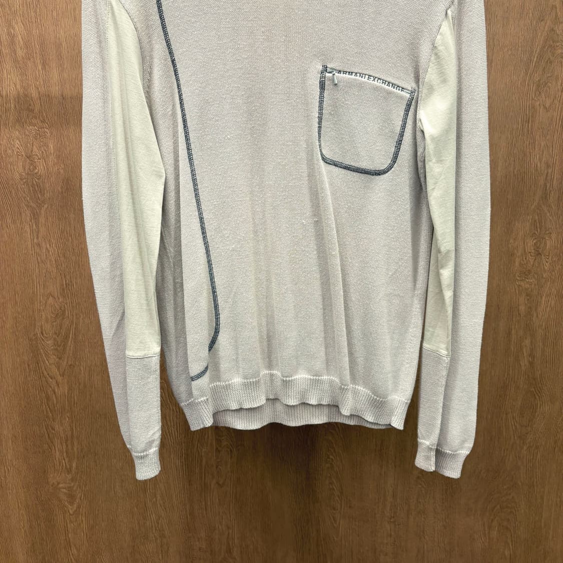 아르마니 익스체인지 라운드넥 긴팔 니트 넥라인 골지 마감 디테일 그레이 상품이미지5