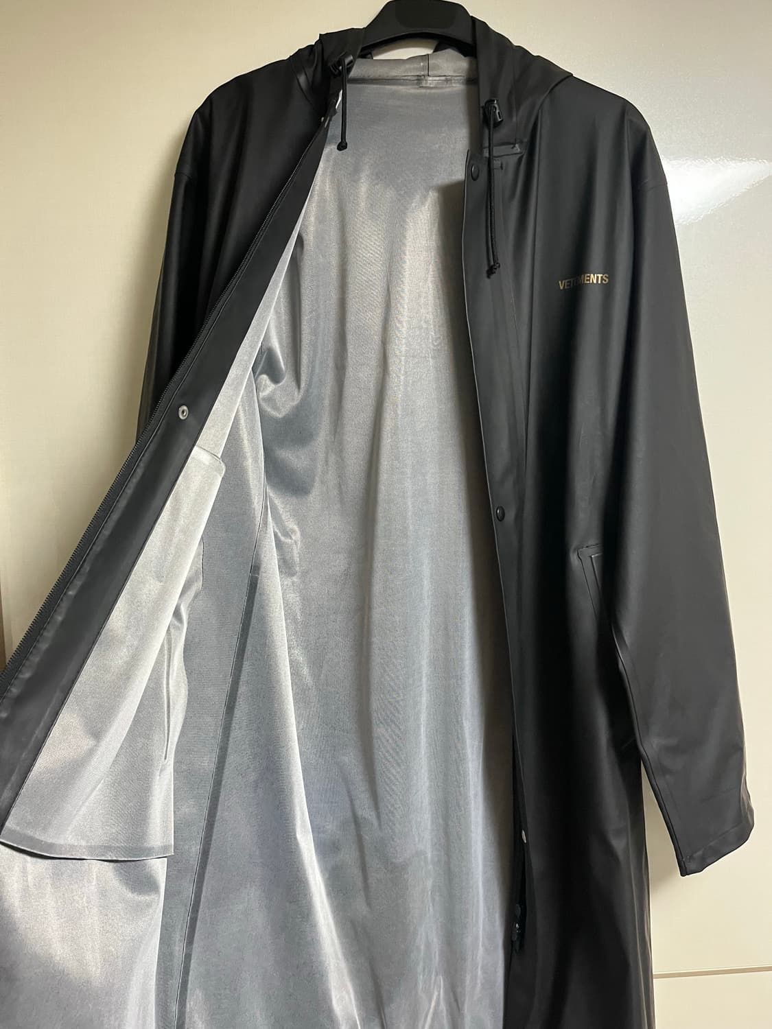[VETEMENTS] 베트멍 네이비 로고 바람막이 레인코트 상품이미지5