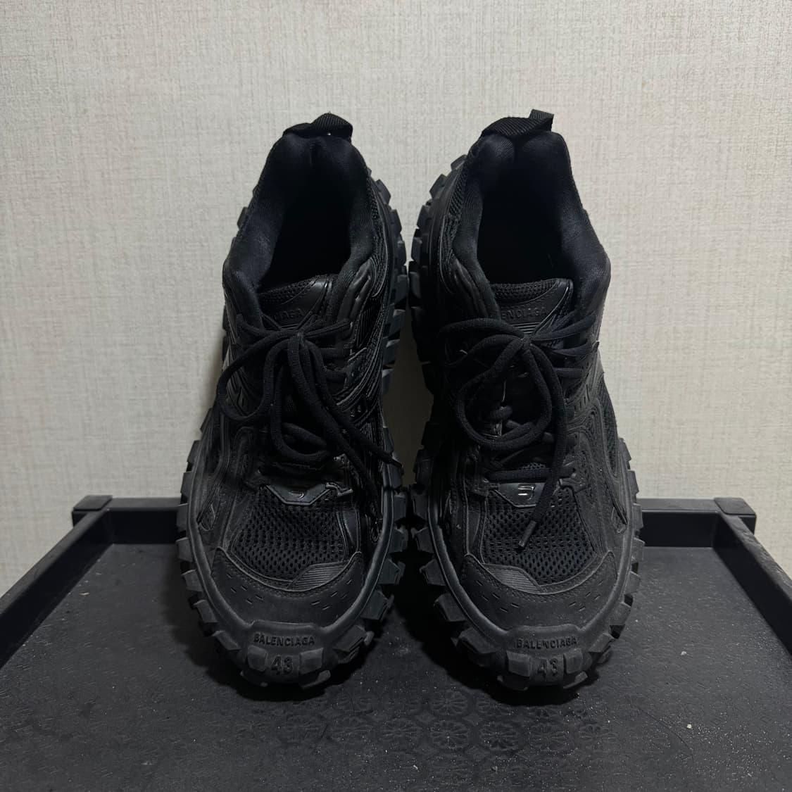 발렌시아가 디펜더 스니커즈 상품이미지4