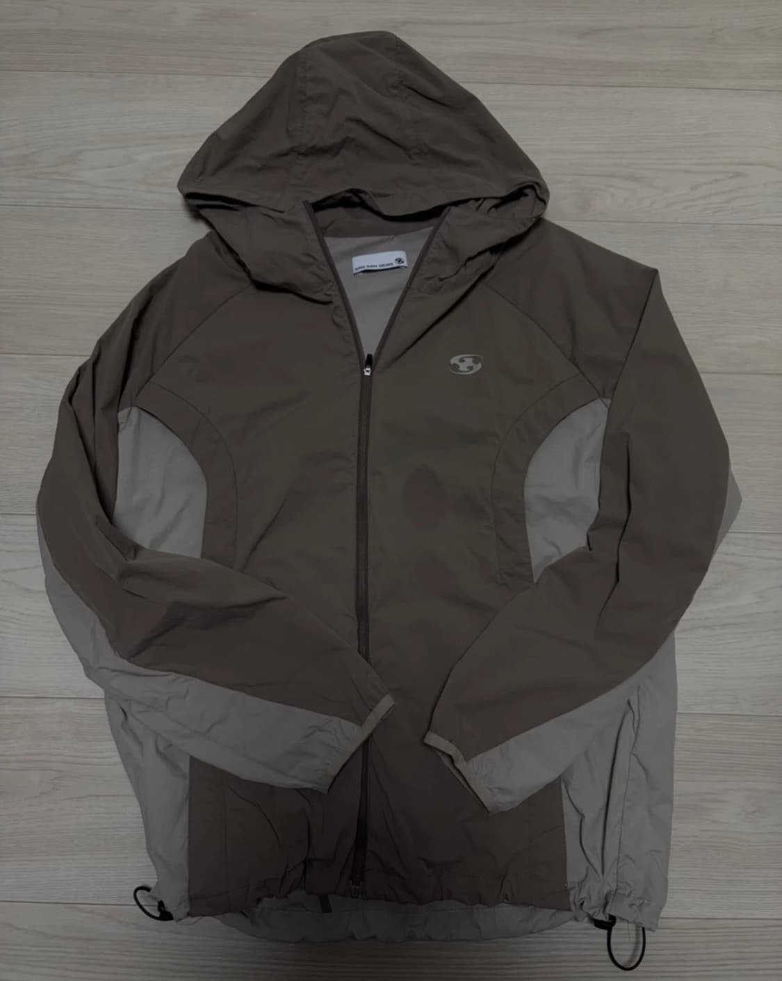 산산기어 FW 바람막이 브라운 1사이즈 급처 상품이미지2