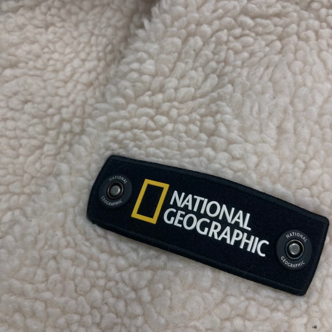 내셔널 지오그래픽 아이보리 컬러 스몰 로고 와펜 쉐르파 자켓 상품이미지3