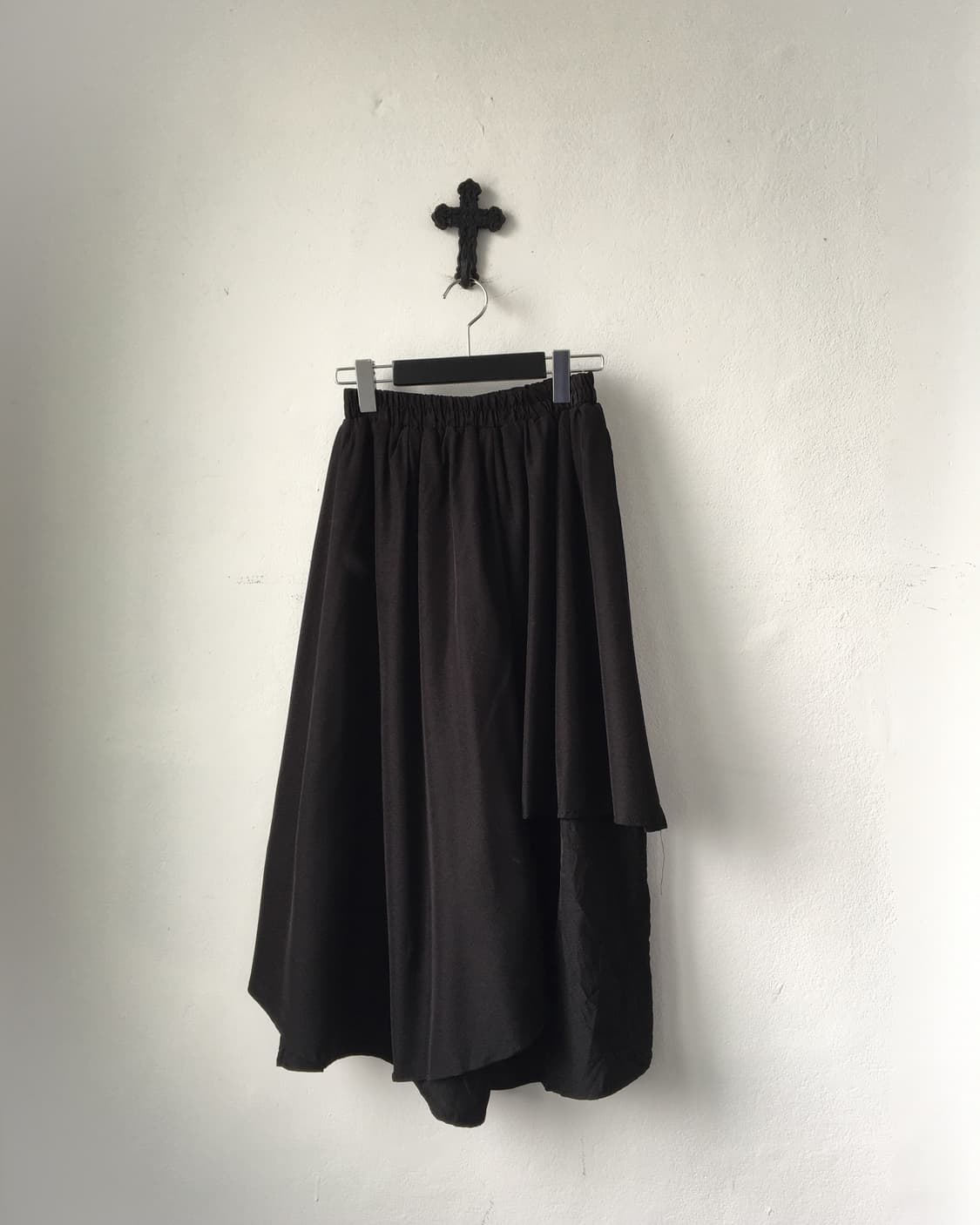Drape unbalanced pants 상품이미지1