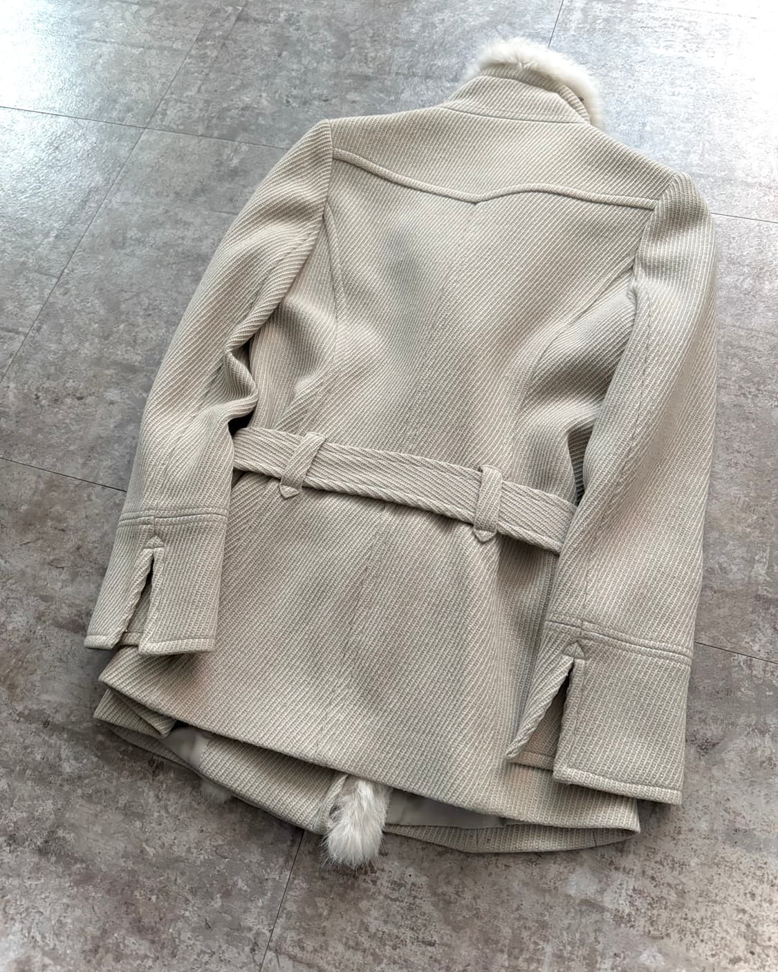 래빗 퍼 트림 벨티드 울 코트 상품이미지5