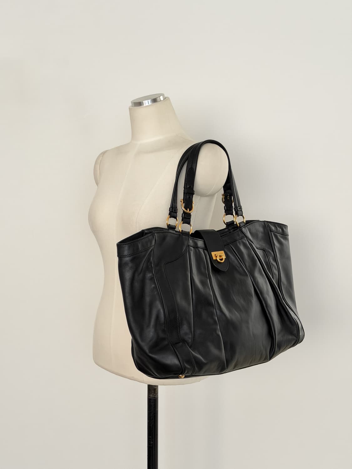 페라가모 간치니 레더 숄더백 상품이미지3