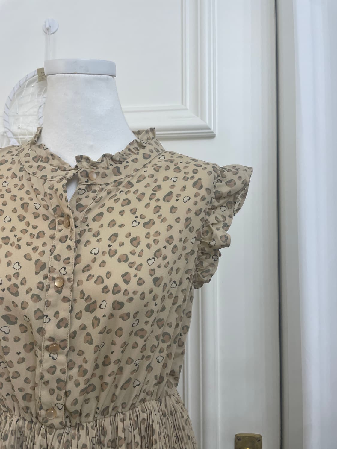 beige heart leopard pleats ruffle opc 상품이미지6