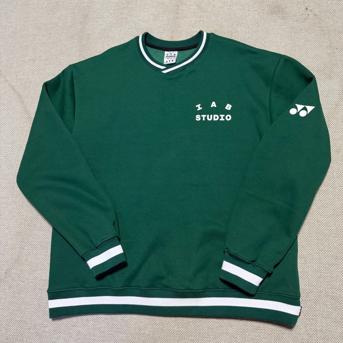 IAB 스튜디오 X 요넥스 맨투맨 그린 상품이미지1