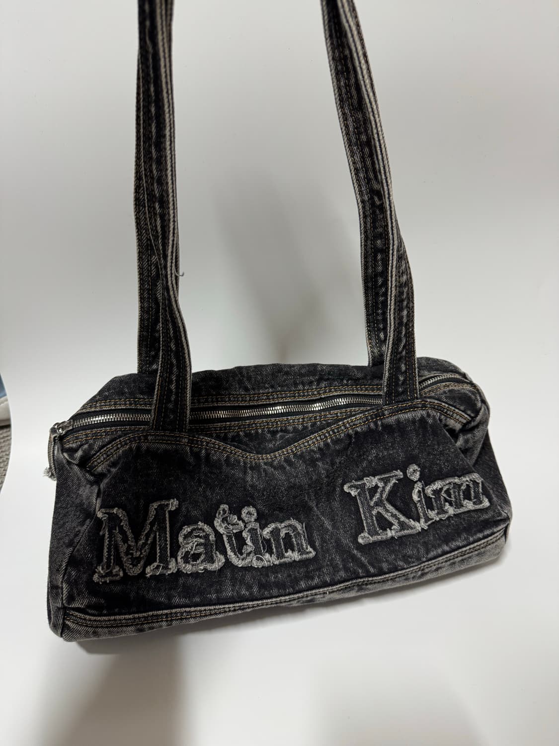 마뗑킴 워시드 데님 더플백 블랙 상품이미지2