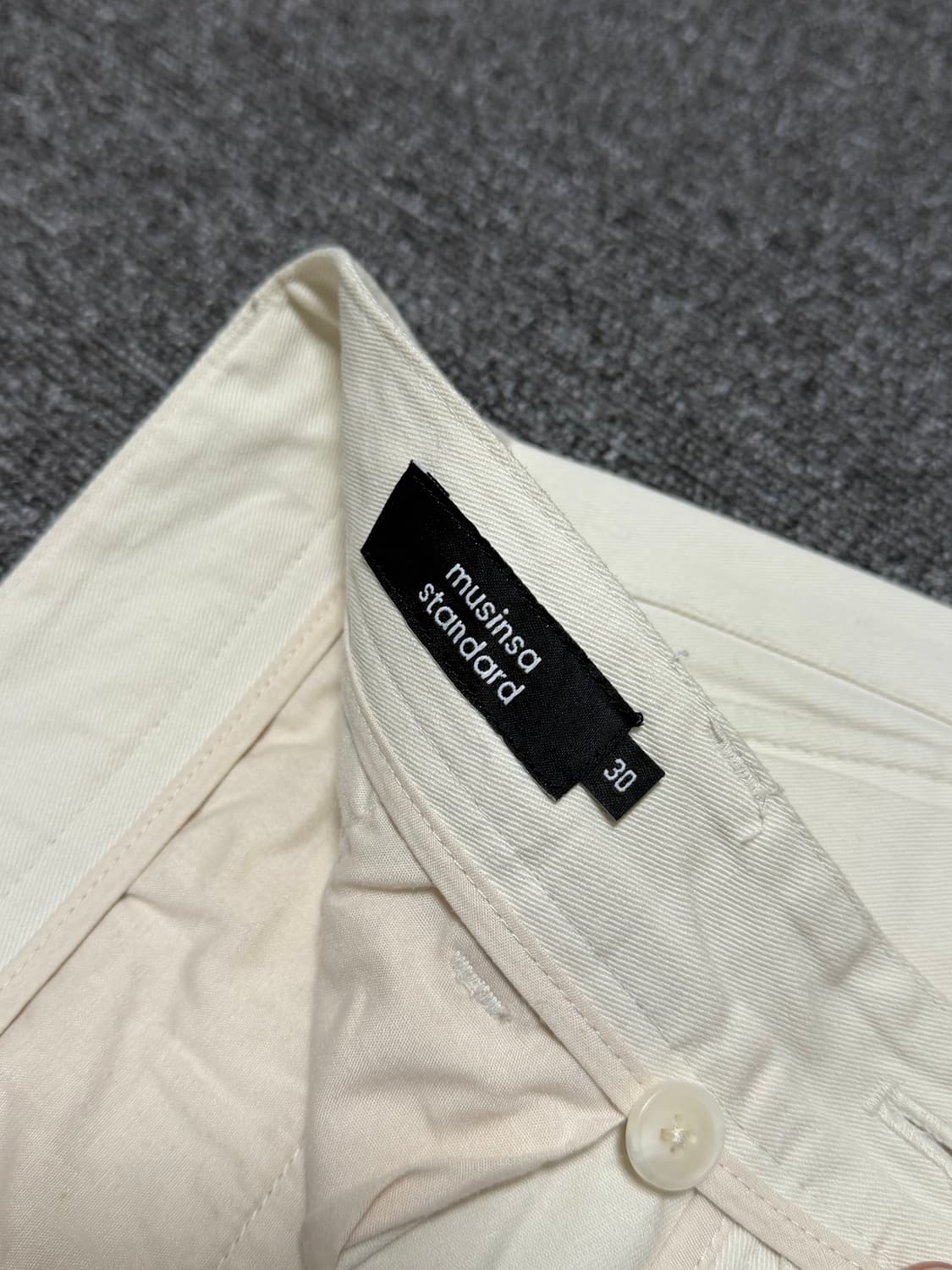 무탠다드 투 턱 와이드 치노 팬츠 크림 상품이미지2