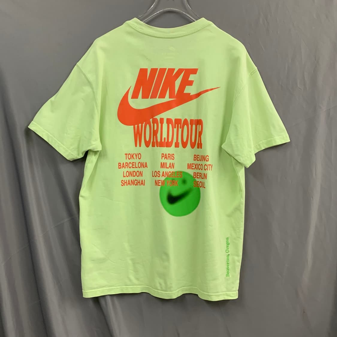 L 나이키 월드투어 루즈핏 프린팅 형광 반팔티 상품이미지2