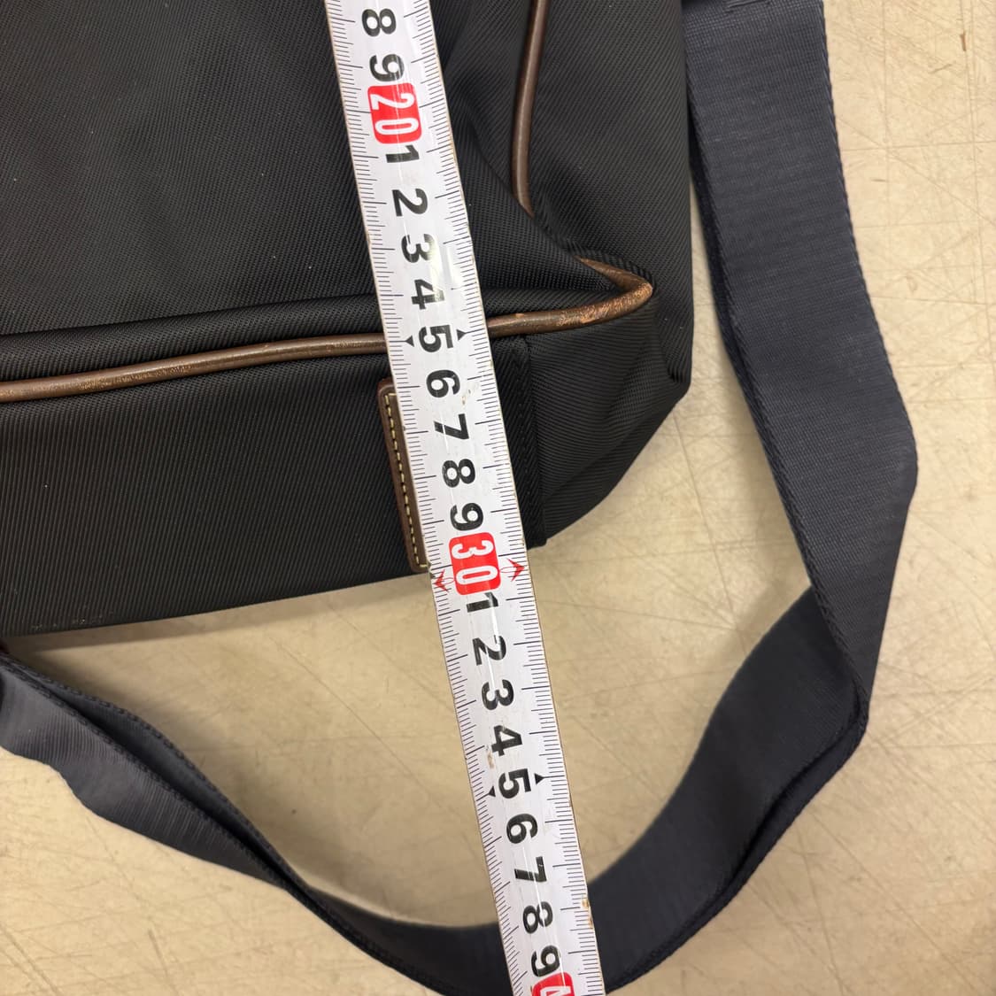 빈폴 체크 레더 크로스백 상품이미지5