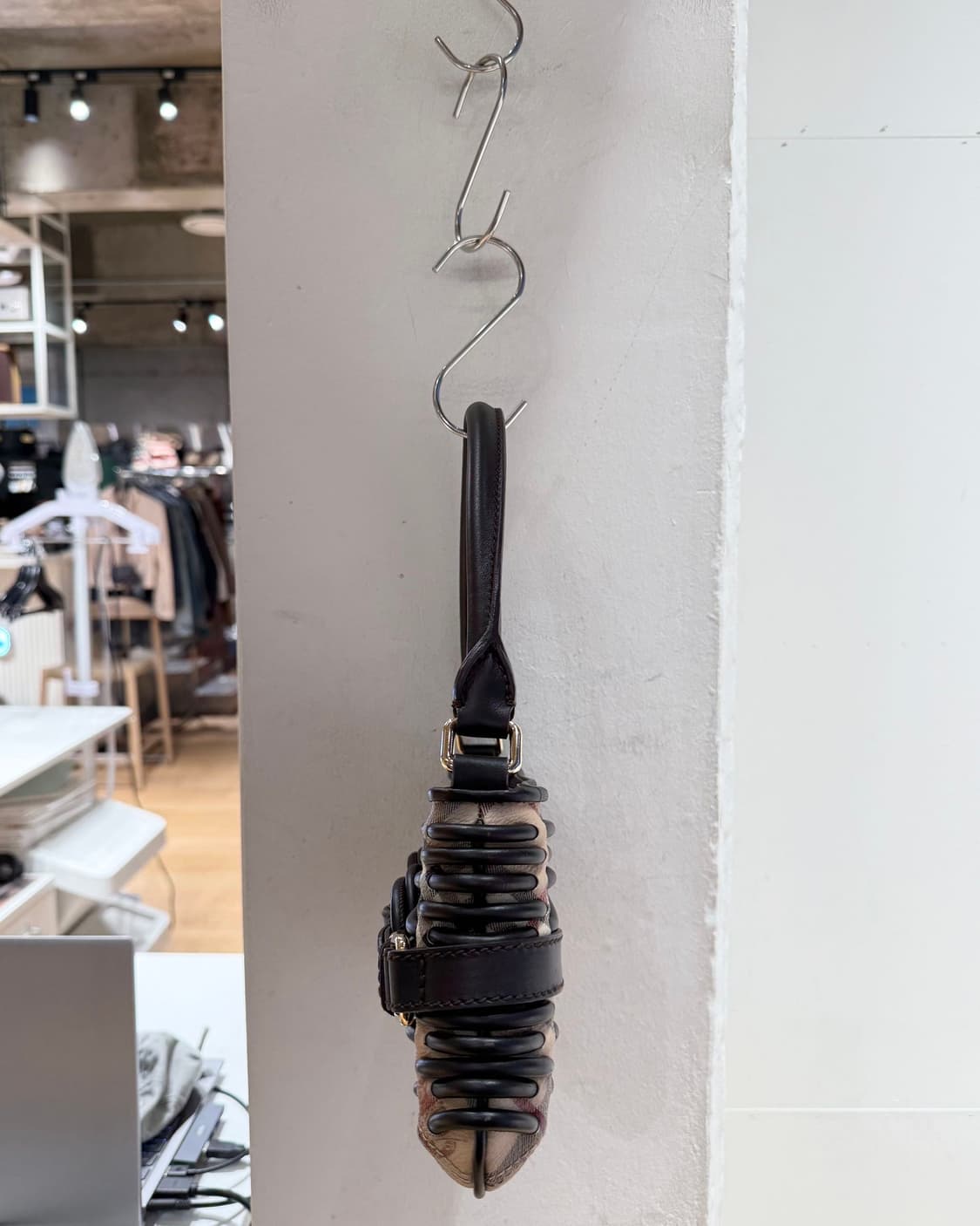 버버리 브라운 하우스 체크 숄더백  상품이미지6