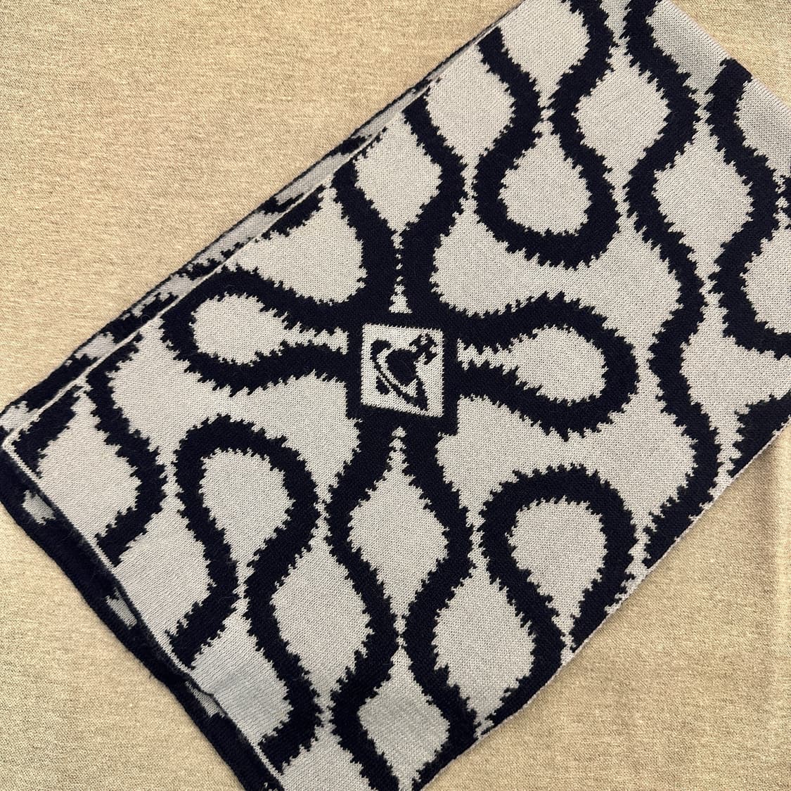 비비안웨스트우드 스퀴글패턴 리버서블 머플러 상품이미지4