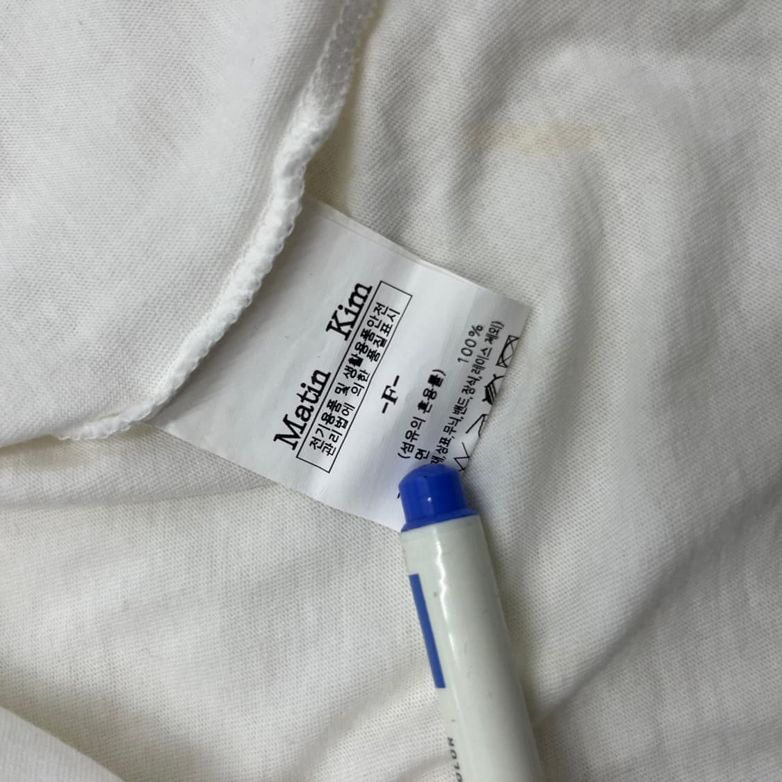 마뗑킴 세로 로고 화이트 반팔 상품이미지5