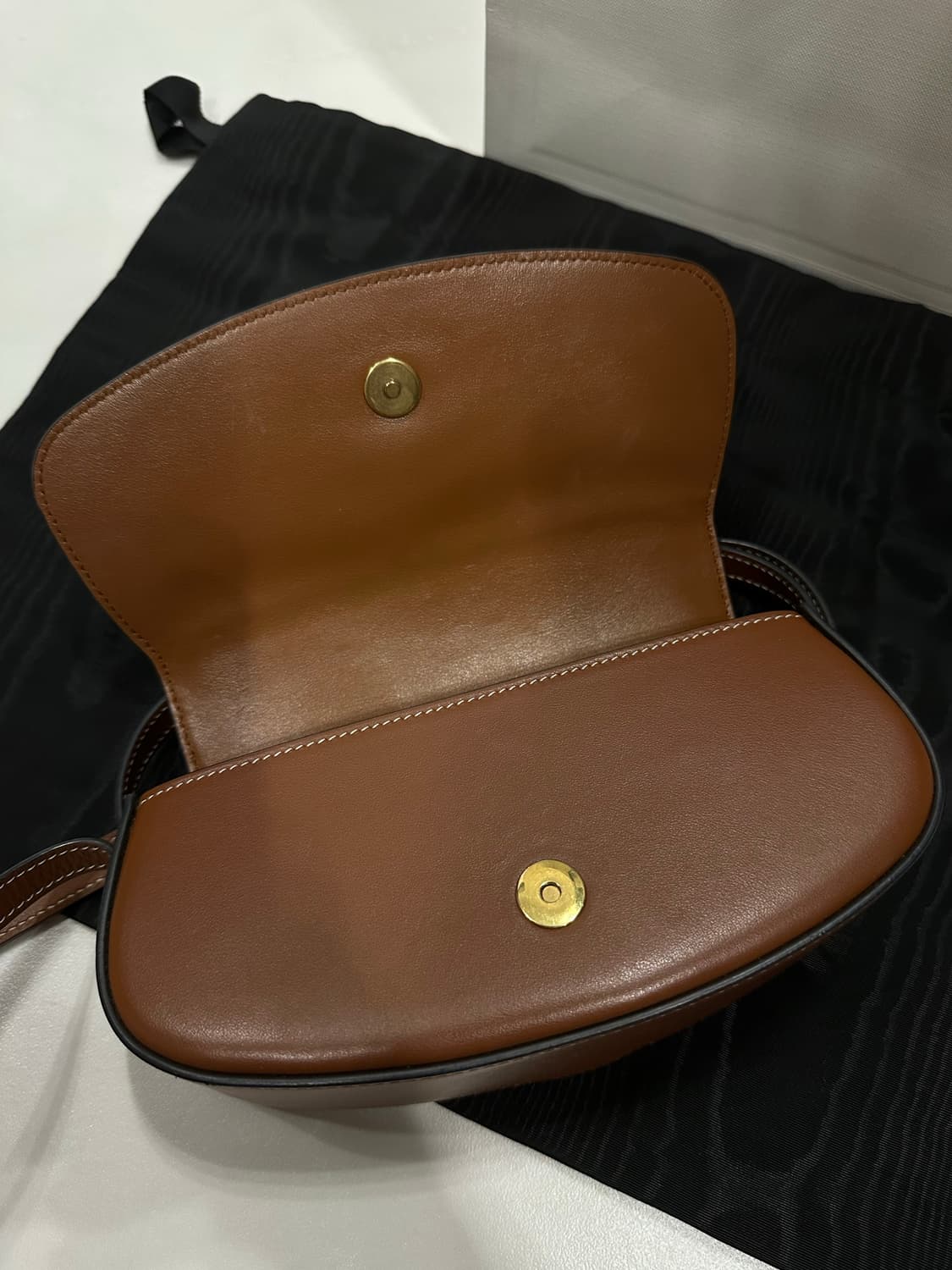 셀린느 스트랩 클러치 탄 컬러 상품이미지3