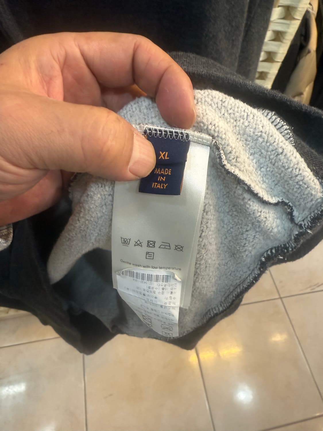 105/23fw 정품 루이비통 차콜 레터링로고 프린팅후드티 팝니다 상품이미지4