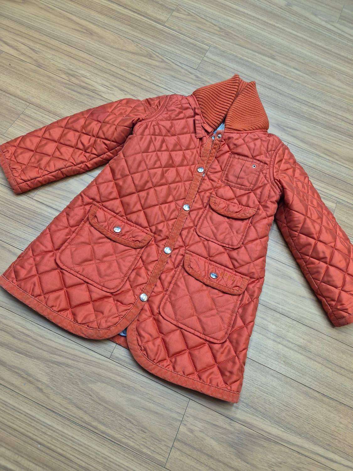 닥스 아동용 퀼팅 자켓 오렌지색상입니다. 사이즈는 110입니다. 겉감은  상품이미지1