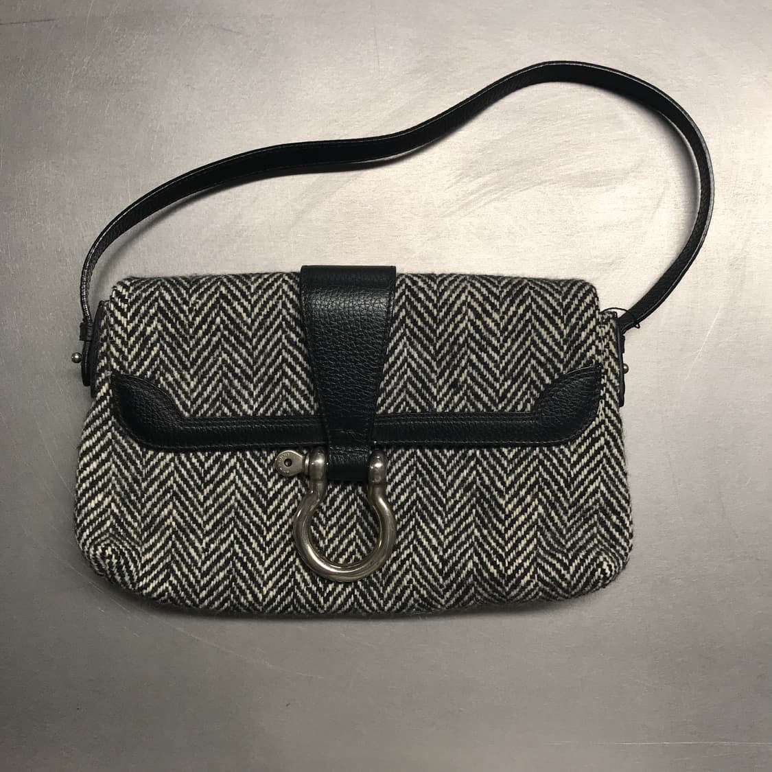 버버리 헤링본 바게트 숄더백 상품이미지6