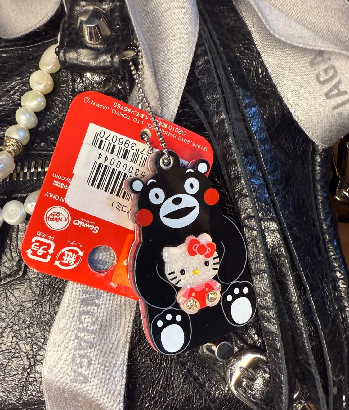 [새상품]2012 고전 헬로키티 x 쿠마몬 콜라보 핑크 글리터 키링 백 상품이미지1