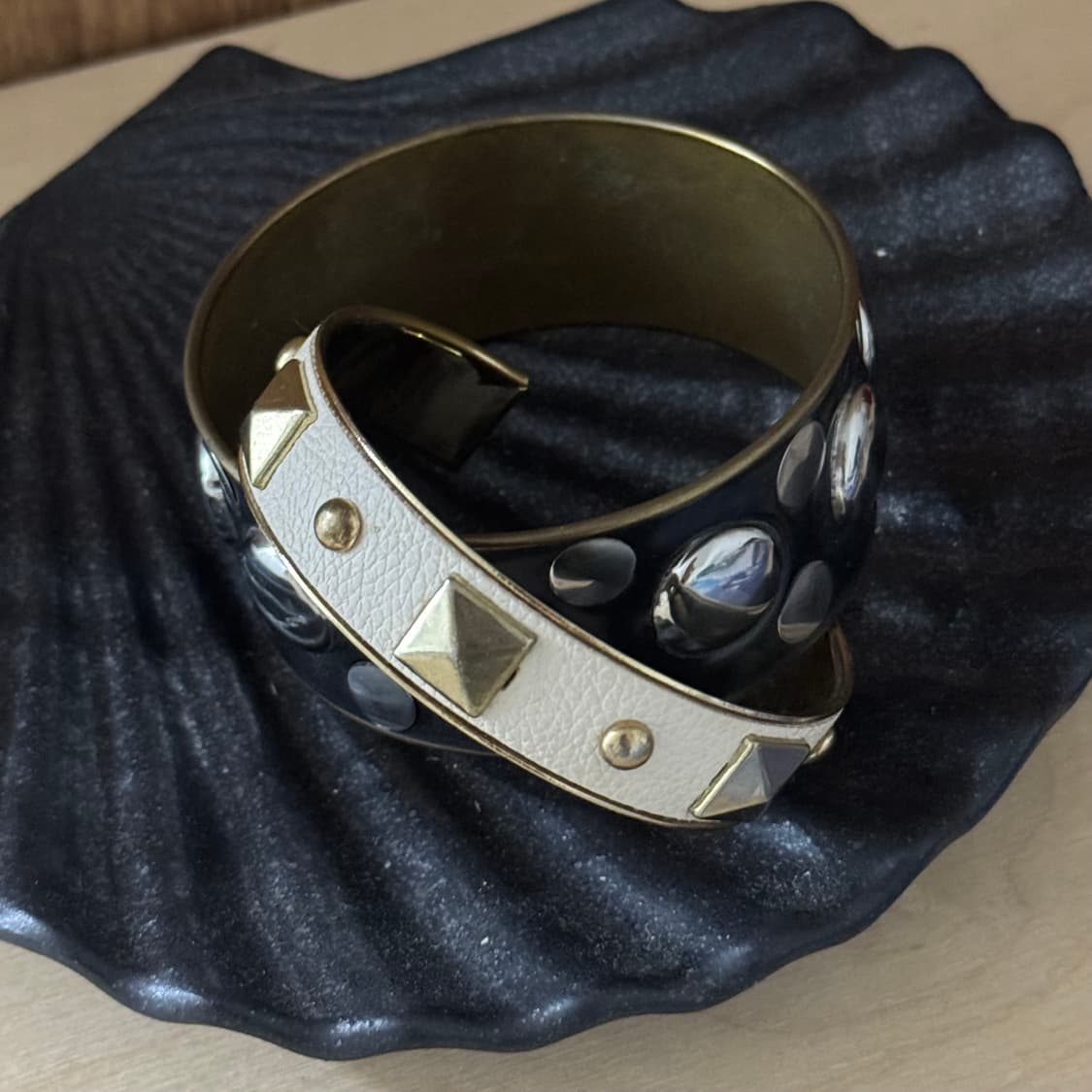 Vintage White Leather Bracelet 상품이미지2