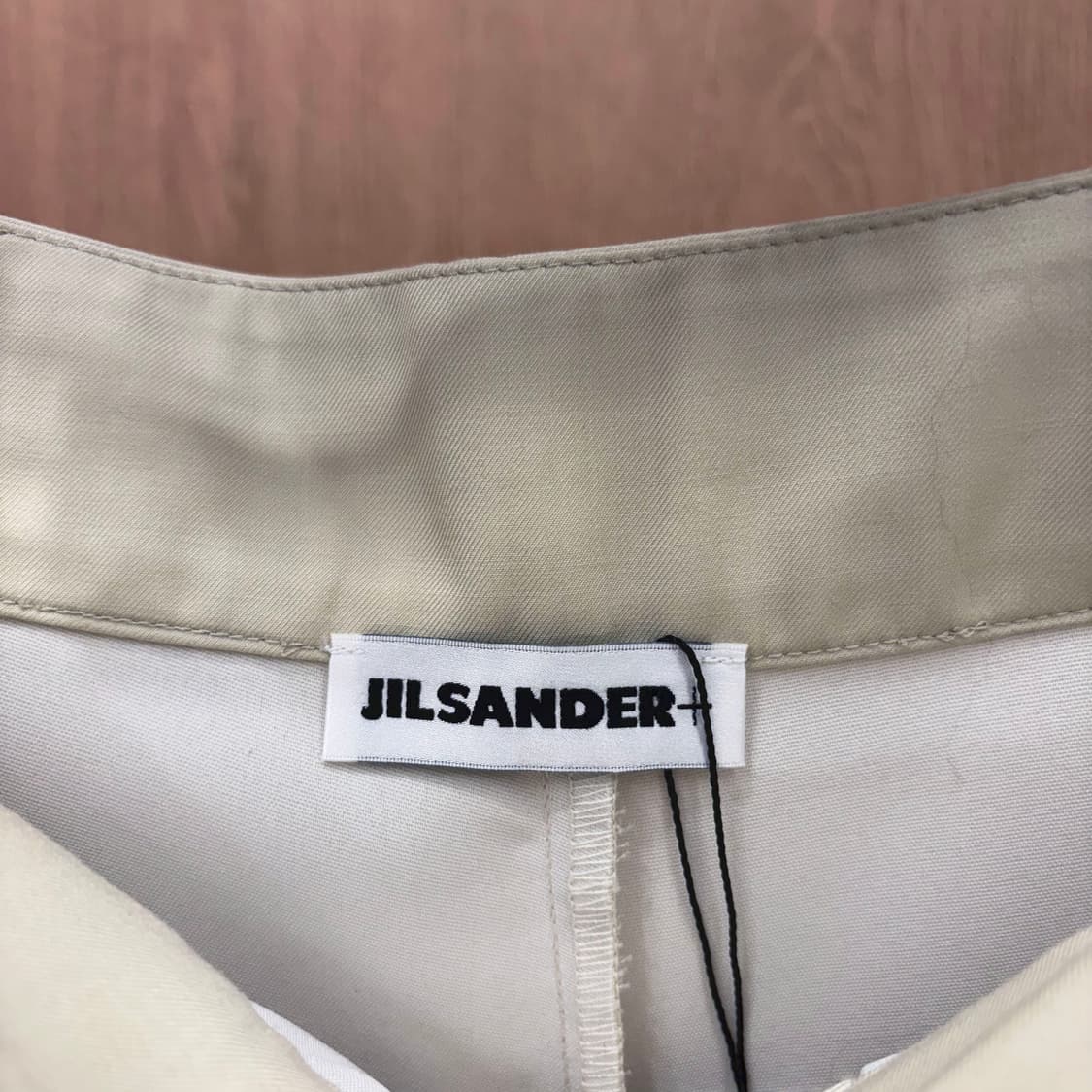 질샌더 반바지 밑단 롤업 후면 로고 라벨 디테일 레귤러핏 베이지 상품이미지7