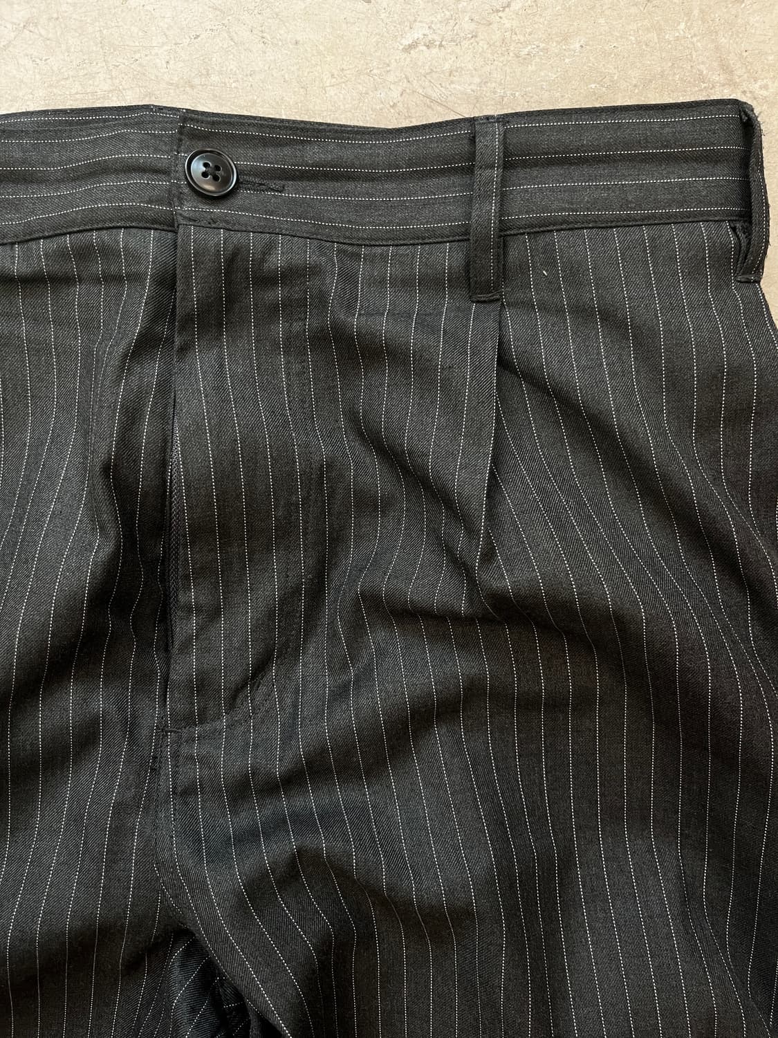 [32] 스투시 볼륨 스트라이프 플리츠 팬츠 블랙 상품이미지1