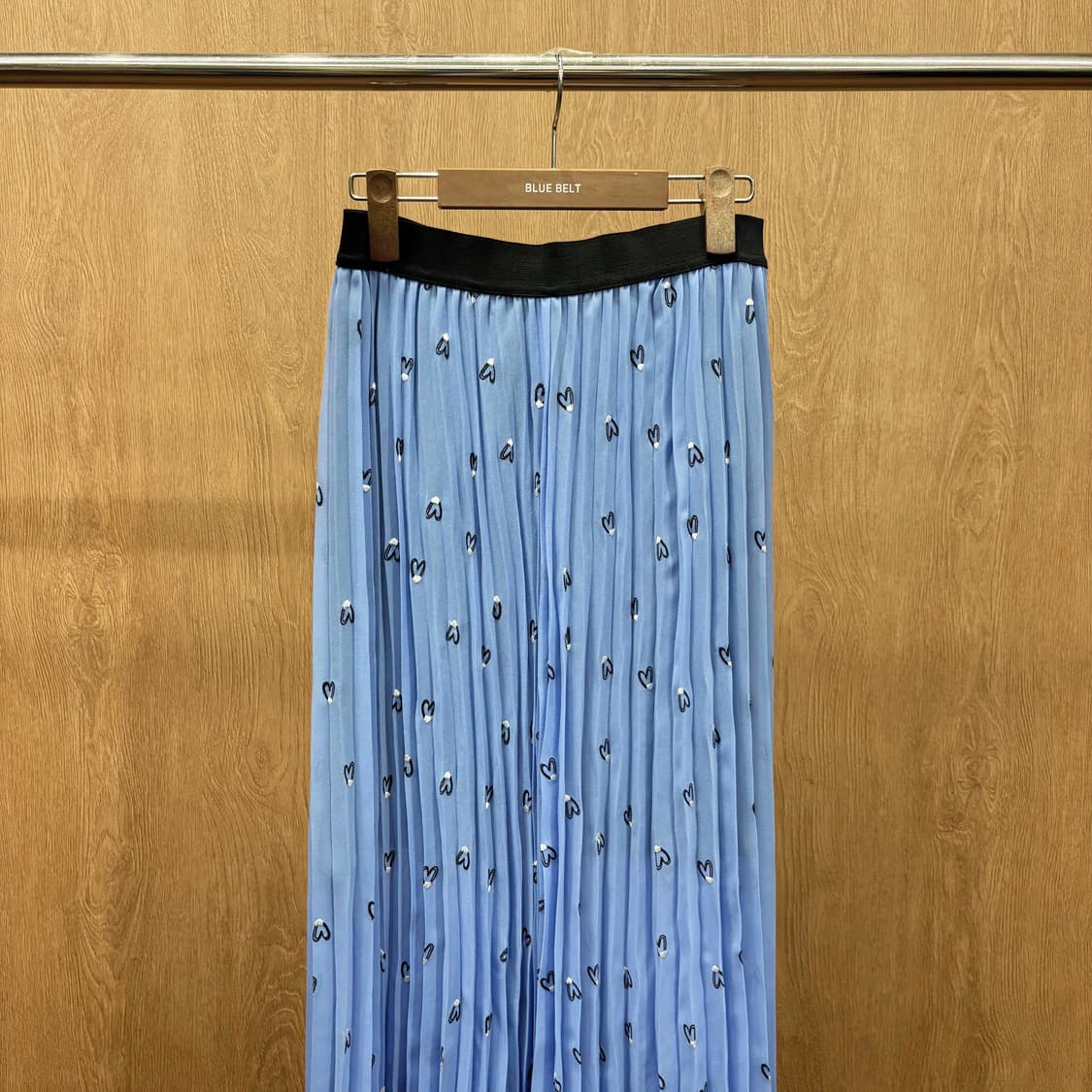 마쥬 플리츠 롱 스커트 허리 밴딩 하트 자수 패턴 디테일 스카이 블루 상품이미지4