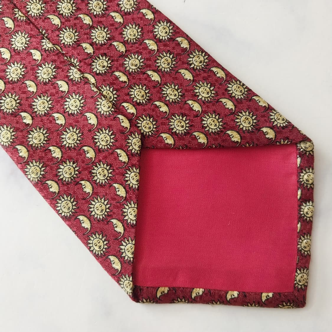 리버티 실크 레드 태양&달 패턴 넥타이 9.4cm A+등급 K1843
 상품이미지9