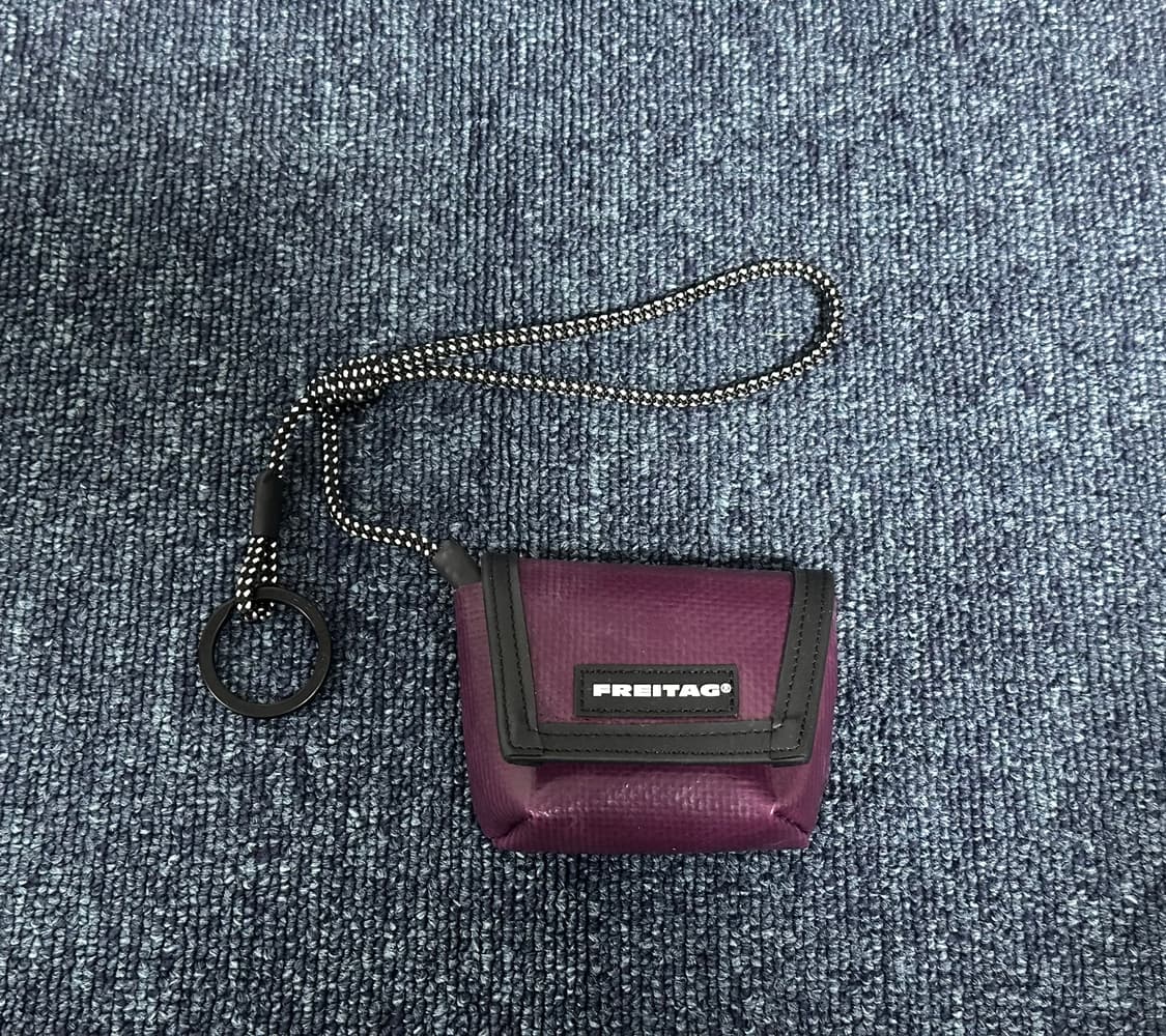 새제품 Freitag 프라이탁 와인색 미니 메신저 키링(에어팟) 상품이미지1