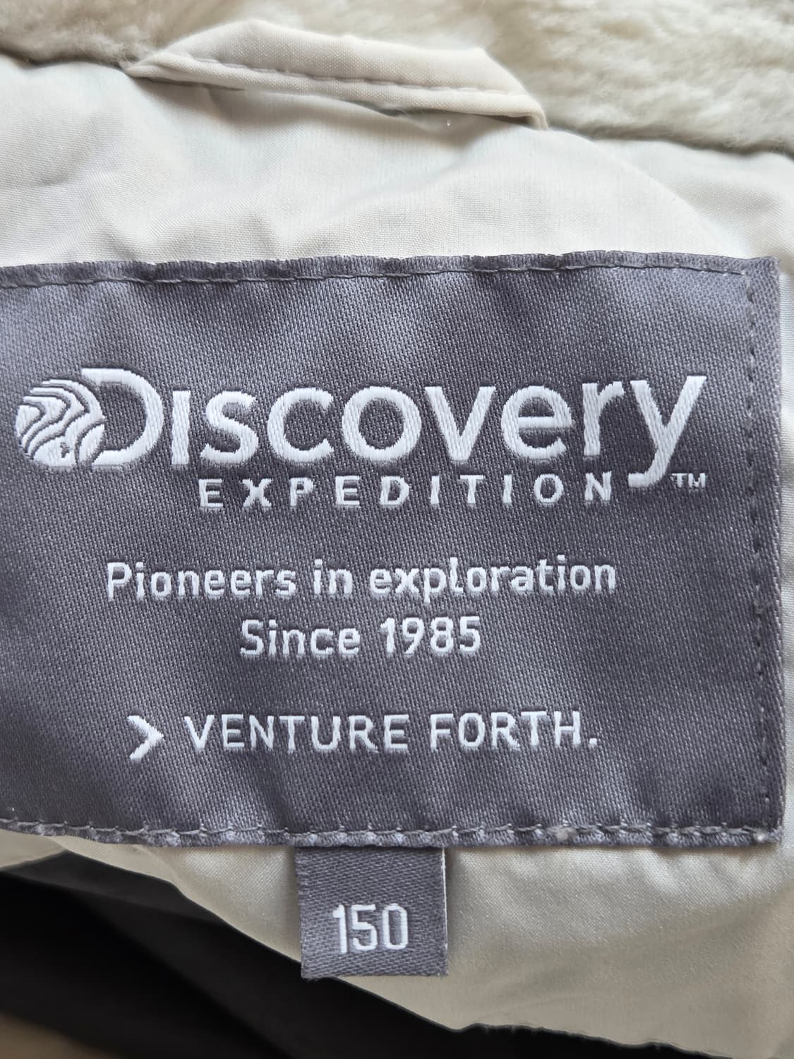 아이보리 색상의 디스커버리 익스페디션 패딩입니다. 150 사이즈로, 7세 상품이미지6