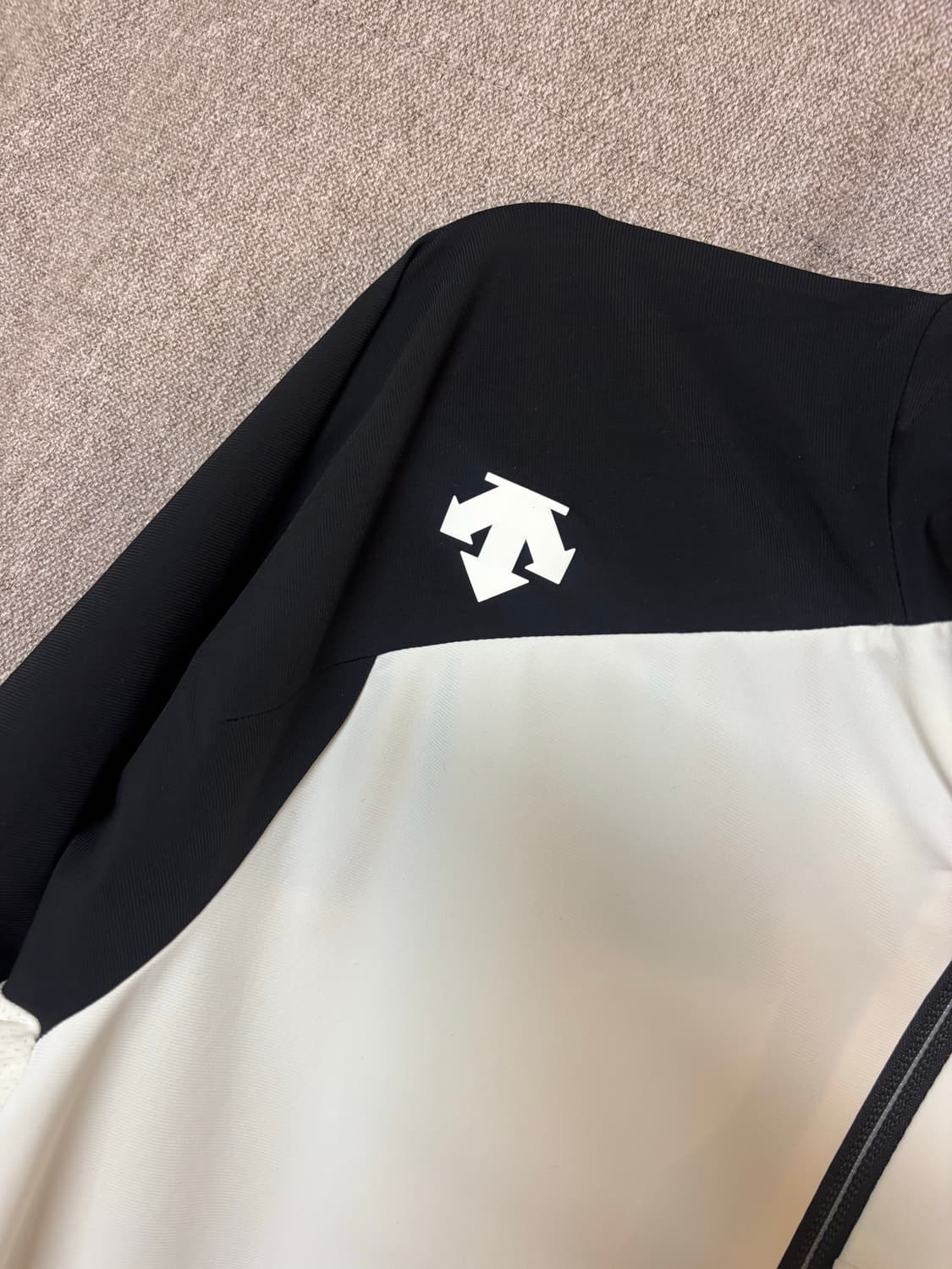 데상트 ATH 블랙/화이트 자켓 95 M 상품이미지5