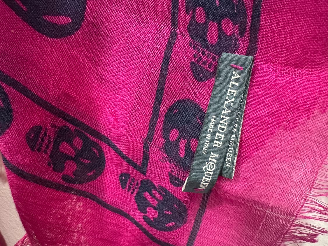알렉산더 맥퀸 스컬 패턴 핫핑크 스카프 정품 상품이미지3