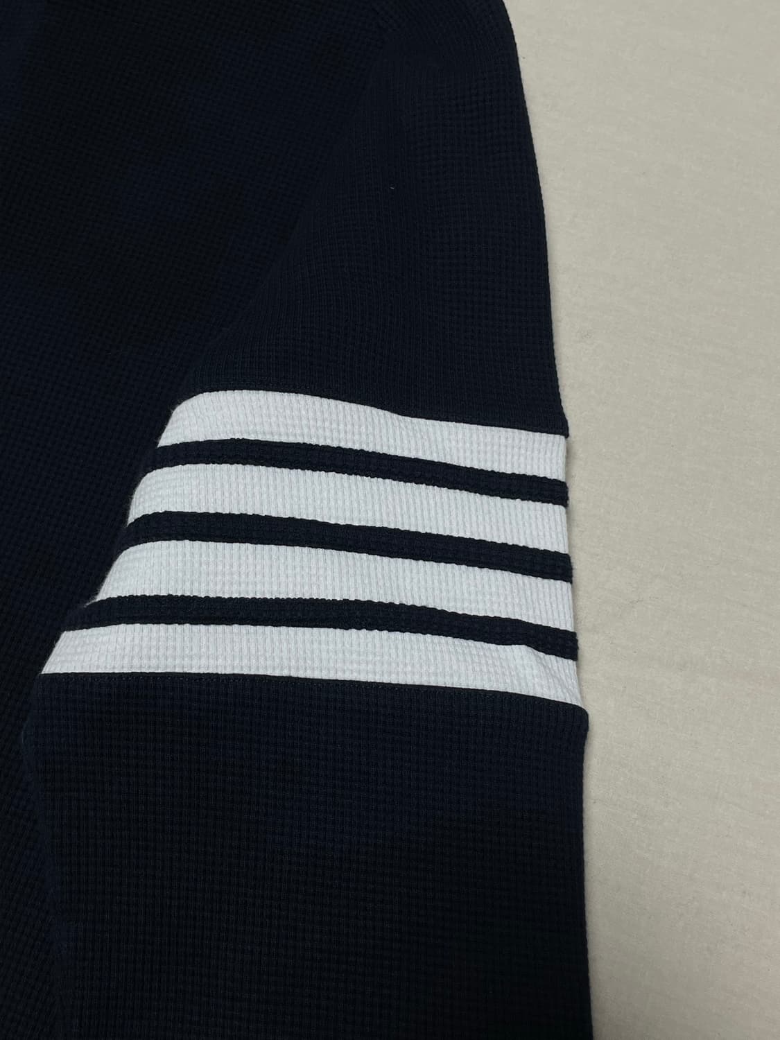 새상품급) 톰브라운 사선완장 래글런 와플 니트 맨투맨 [4] 상품이미지4